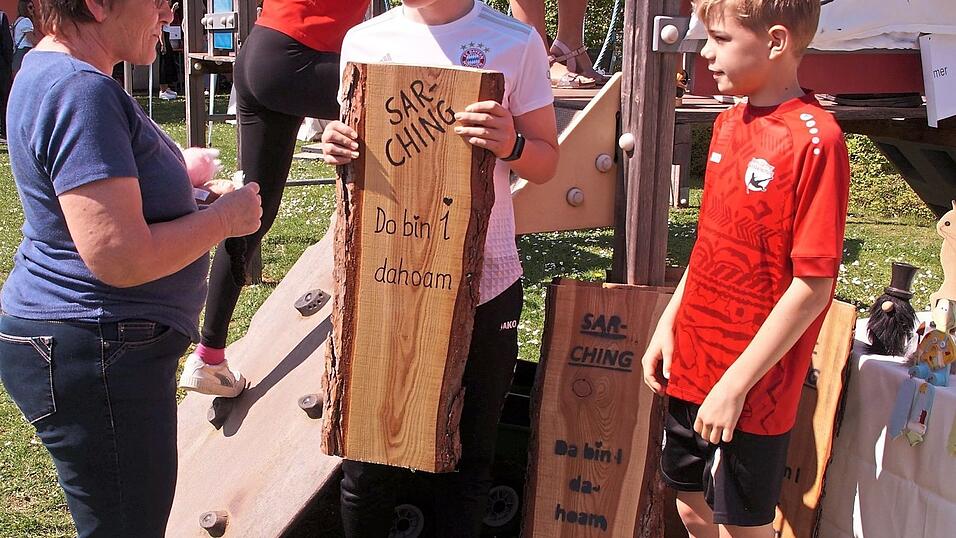 Tolle Ideen hatten die 'Ultras', die jungen Fans des SV Sarching, um die Kasse aufzubessern.