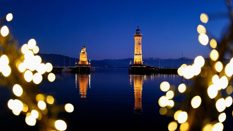 Während sich unten Besucher auf Weihnachten einstimmen, fliegt oben eine Drohne. (Symbolbild) Während sich unten Besucher auf Weihnachten einstimmen, fliegt oben eine Drohne. (Symbolbild)