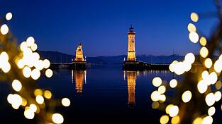 Während sich unten Besucher auf Weihnachten einstimmen, fliegt oben eine Drohne. (Symbolbild) Während sich unten Besucher auf Weihnachten einstimmen, fliegt oben eine Drohne. (Symbolbild)