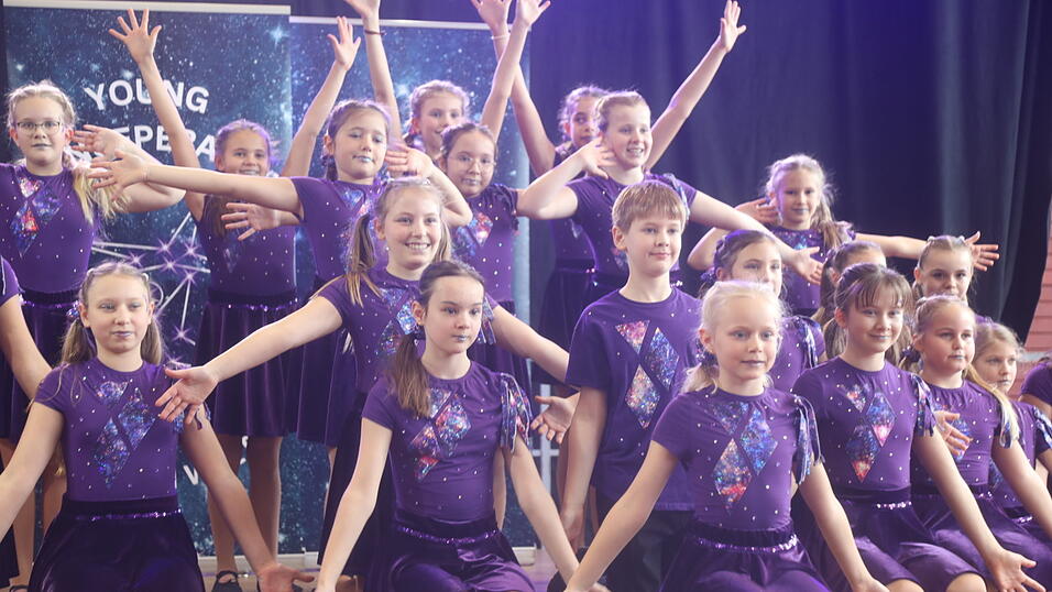 Die Tanzgruppe „ Young Danceperados“ der Veranstalter aus Steinkirchen zeigte den Thementanz „Expedition Weltall“. Die Tanzgruppe „ Young Danceperados“ der Veranstalter aus Steinkirchen zeigte den Thementanz „Expedition Weltall“.