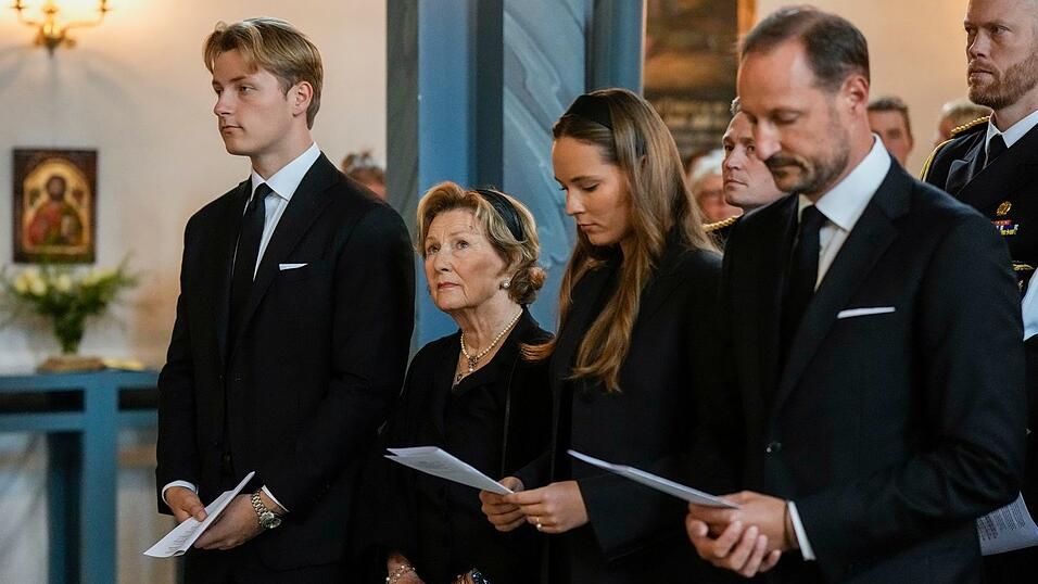 Bei einem Gedenkgottesdienst für Harald V. mit der Königsfamilie am Sonntag war die neue Königin nicht dabei. Bei einem Gedenkgottesdienst für Harald V. mit der Königsfamilie am Sonntag war die neue Königin nicht dabei.