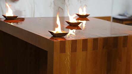 H&ouml;hepunkt der Feierlichkeiten war das Entz&uuml;nden des Weihrauchs auf dem gesalbten neuen Altar.