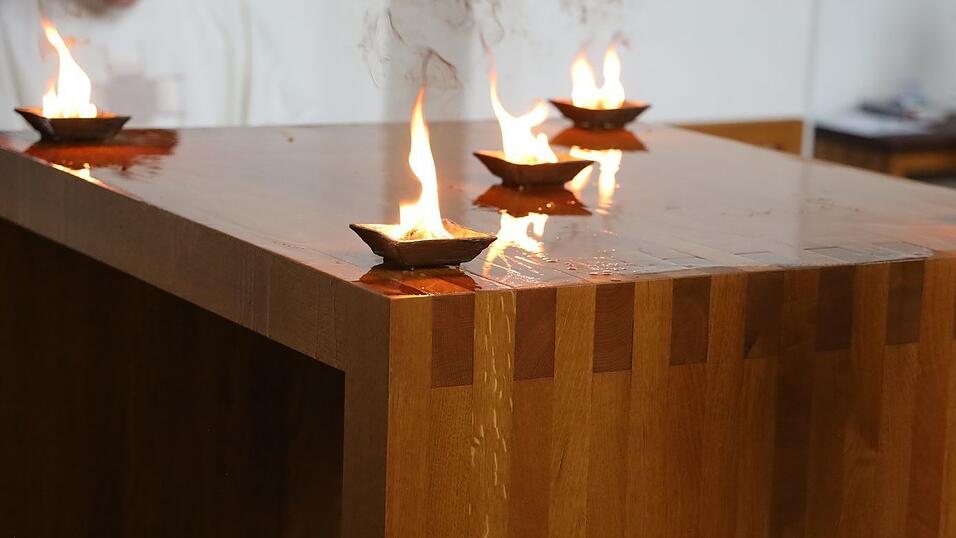 H&ouml;hepunkt der Feierlichkeiten war das Entz&uuml;nden des Weihrauchs auf dem gesalbten neuen Altar.