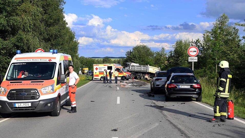 Bei dem Unfall verletzten sich drei Personen, einschließlich der Unfallverursacherin.