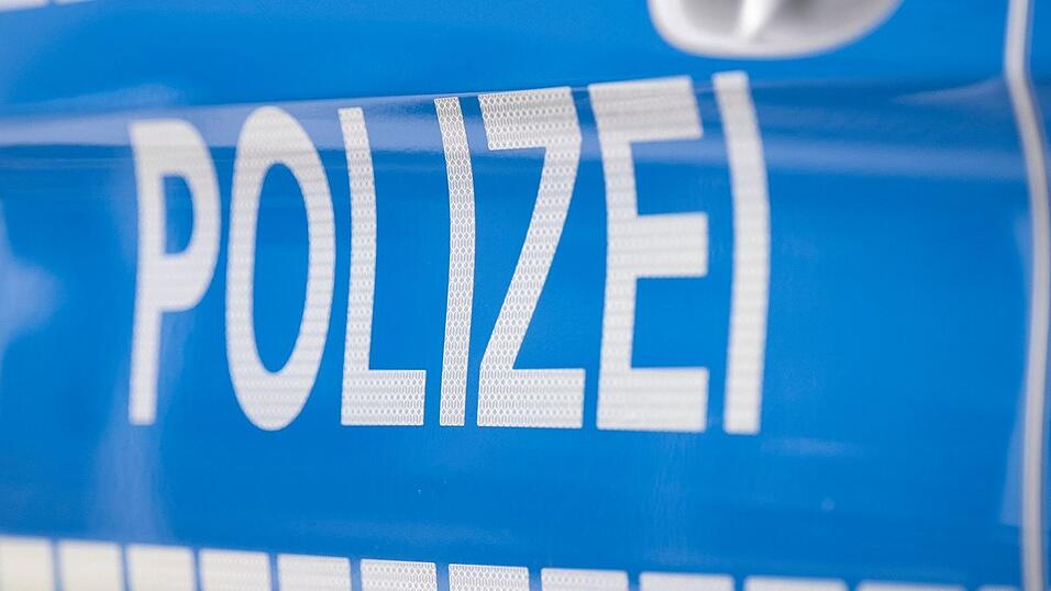 Die Einsatzkr&auml;fte binden den ausgelaufenen Diesel. (Symbolbild)