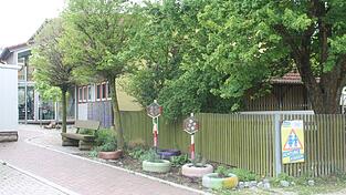 Die Kinderburg Kunterbunt sieht von außen aus wie immer, vom Brand am Mittwoch gibt es keine Spur.