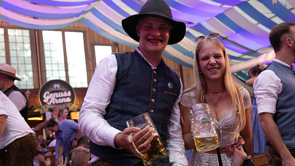 Die Partybilder vom Montag, 11. August, aus dem Festzelt Wenisch. Die Partybilder vom Montag, 11. August, aus dem Festzelt Wenisch.