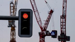 Viele deutsche Unternehmen investieren wenig - und wenn, dann eher im Ausland. Die bayerischen Industrie- und Handelskammern machen ihrer Enttäuschung über die neue Bundesregierung Luft. (Symbolbild)