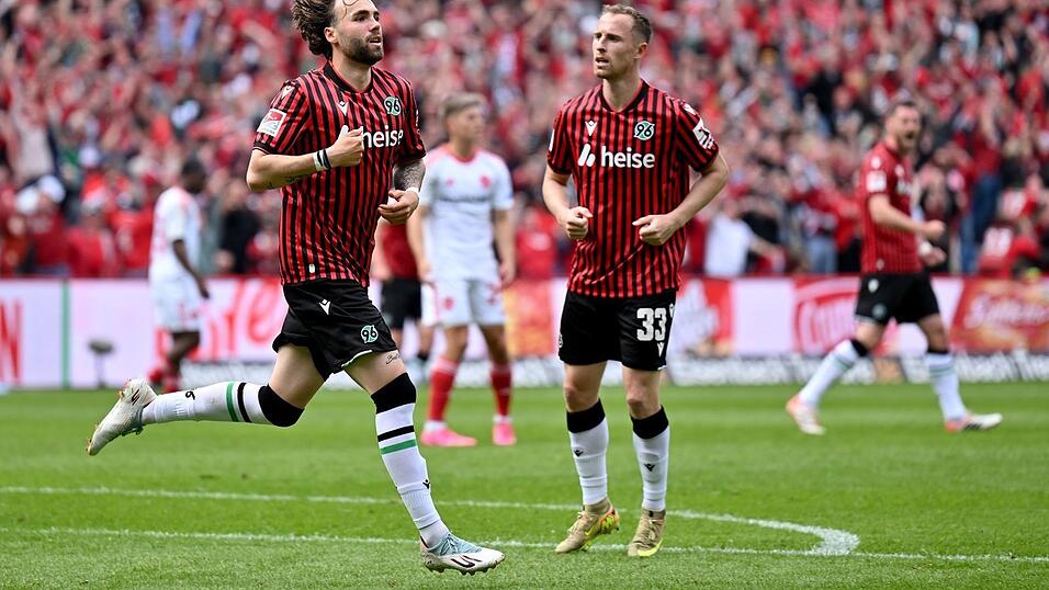 Hannovers Kolja Oudenne jubelt &uuml;ber sein Tor zum 1:1 gegen N&uuml;rnberg.