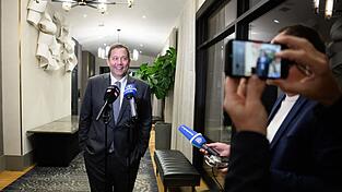 Minister Klingbeil bringt die Steuerreform durchs Kabinett - aus der Ferne.