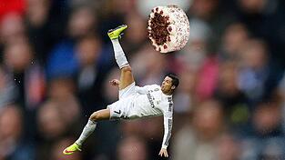 Eigentlich hat Cristiano Ronaldo laut Kristoffer Hünecke keine Torte ins Gesicht verdient. Deshalb würde der Revolverheld-Gitarrist sie auch so werfen, dass der Superstar einen Fallrückzieher daraus machen kann.
