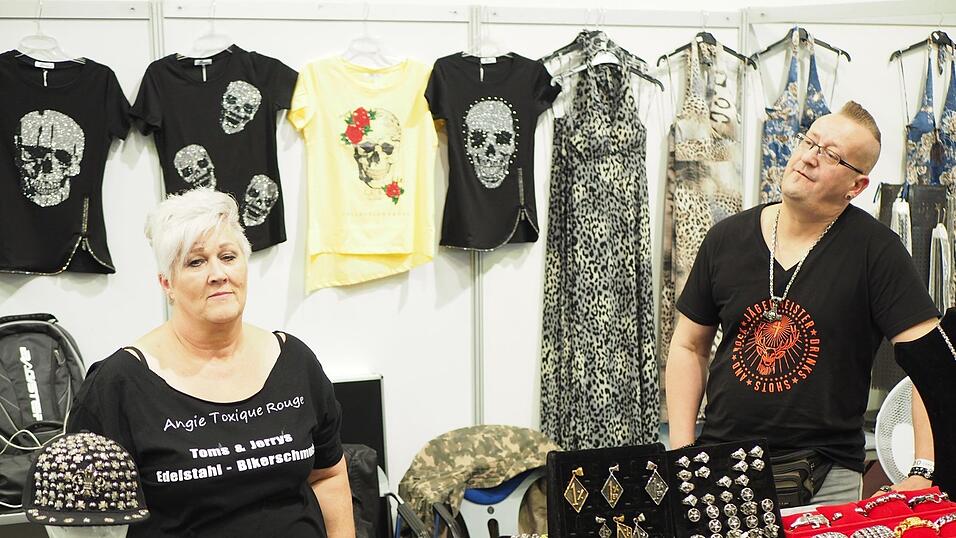 Rund 40 Aussteller und etwa 90 Tattoo-Künstler sind auf der Tattoo Convention in Straubing vertreten. Rund 40 Aussteller und etwa 90 Tattoo-Künstler sind auf der Tattoo Convention in Straubing vertreten.