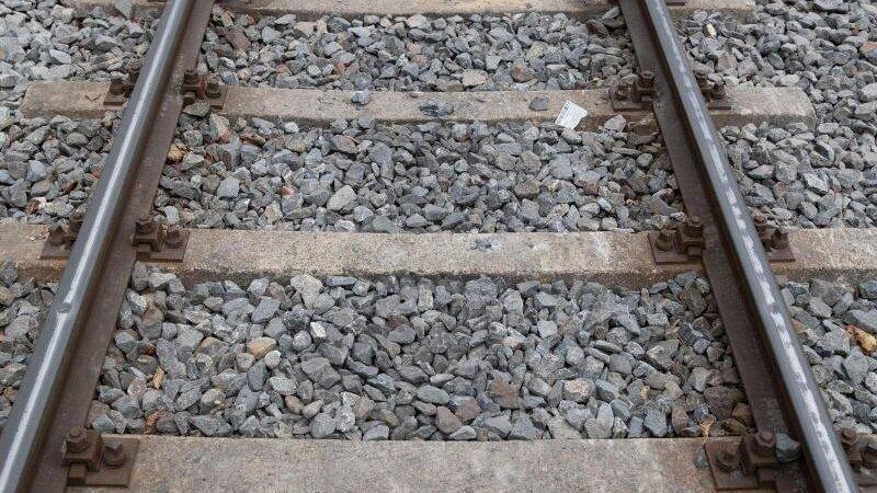 Die Bahnstrecke zwischen Dingolfing und Wörth an der Isar ist momentan wegen eines Notarzteinsatzes gesperrt. (Symbolbild) Die Bahnstrecke zwischen Dingolfing und Wörth an der Isar ist momentan wegen eines Notarzteinsatzes gesperrt. (Symbolbild)