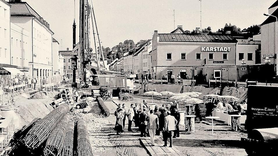 Die Baugrube zur Tiefgarage am Oberen Stadtplatz am Tag des ersten offiziellen Spatenstichs, am 6. September 1995.