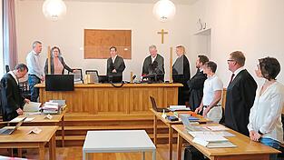 Das Ärztepaar aus dem Landkreis Schwandorf (r. und 2. v. r.) muss sich vor dem Erweiterten Schöffengerichts unter dem Vorsitz von Silvia Schatz (M.) verantworten. Das Ärztepaar aus dem Landkreis Schwandorf (r. und 2. v. r.) muss sich vor dem Erweiterten Schöffengerichts unter dem Vorsitz von Silvia Schatz (M.) verantworten.