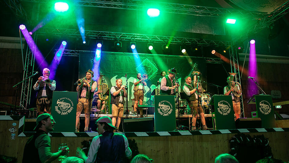 Echte Blasmusikfans lie&szlig;en sich auch den zweiten Auftritt in Folge am Dienstagabend nicht entgehen.