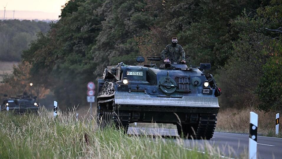 Auch Pionierpanzer der Bundeswehr sind im Einsatz.