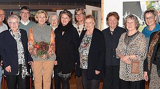 Bürgermeisterin Birgit Gatz (l.), Geistlicher Rat Konrad Eder (4.v.l.) sowie Laudatorin und Künstlerin Ulrike Pusch (7.v.l.) mit den Künstlern (v.l.) Robert Gersdorf, Anna Arndt, Kornelia Ritter, Inge Wilhelmi, Elisabeth Zierer, Barbara Stocker, Luise Atzinger, Theodolinde Baumer, Jutta Kreutzer und Angelika Hörl.