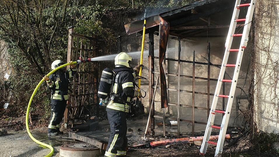 Mit einem schnellen Eingreifen der Freiwilligen Feuerwehr war der Brand einer Gartenlaube rasch im Griff.