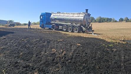 Ein mit Wasser bef&uuml;llter Tanklaster sorgt am Einsatzort f&uuml;r ein schnelles Abl&ouml;schen des Fl&auml;chenbrandes.