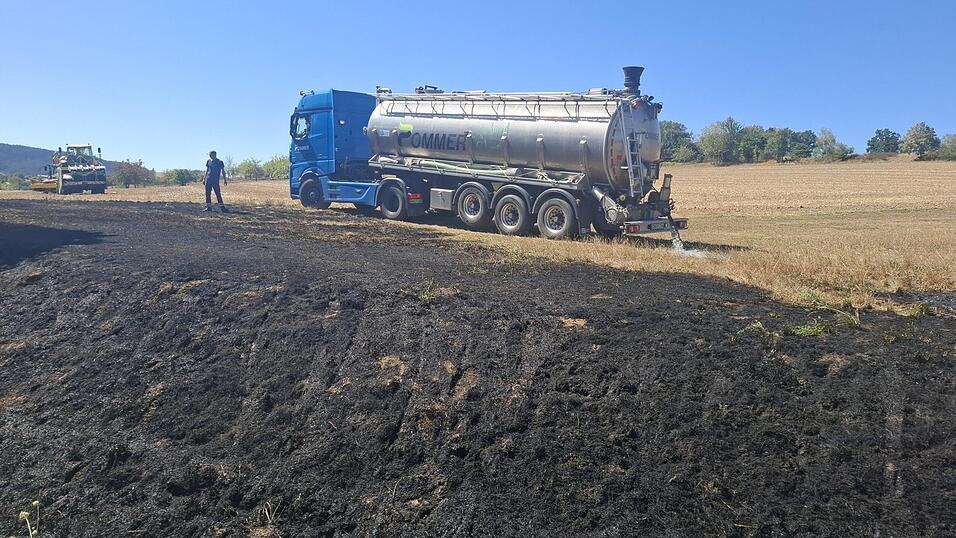 Ein mit Wasser befüllter Tanklaster sorgt am Einsatzort für ein schnelles Ablöschen des Flächenbrandes. Ein mit Wasser befüllter Tanklaster sorgt am Einsatzort für ein schnelles Ablöschen des Flächenbrandes.