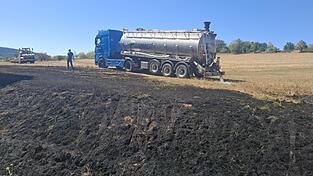 Ein mit Wasser bef&uuml;llter Tanklaster sorgt am Einsatzort f&uuml;r ein schnelles Abl&ouml;schen des Fl&auml;chenbrandes.