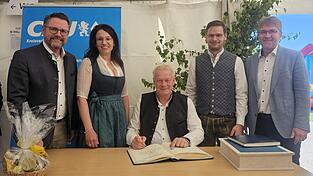 Alois Rainer, Bundesminister f&uuml;r Landwirtschaft, Ern&auml;hrung und Heimat, tr&auml;gt sich in das Goldene Buch der Gemeinde Schorndorf ein.