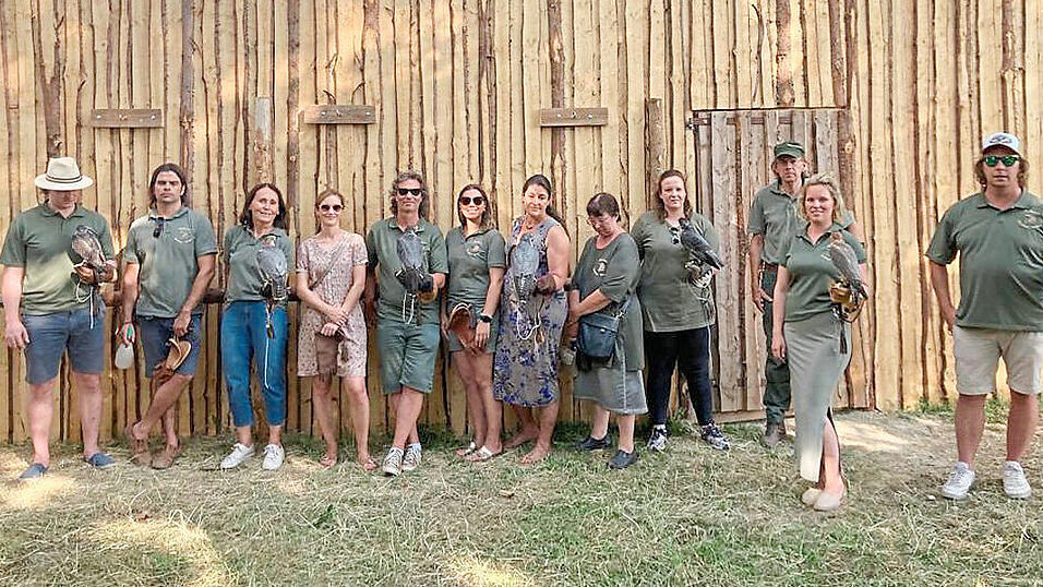 Die Falkner und ihre Tiere auf dem Turnierplatz während der Wiesenprobe. Die Falkner und ihre Tiere auf dem Turnierplatz während der Wiesenprobe.