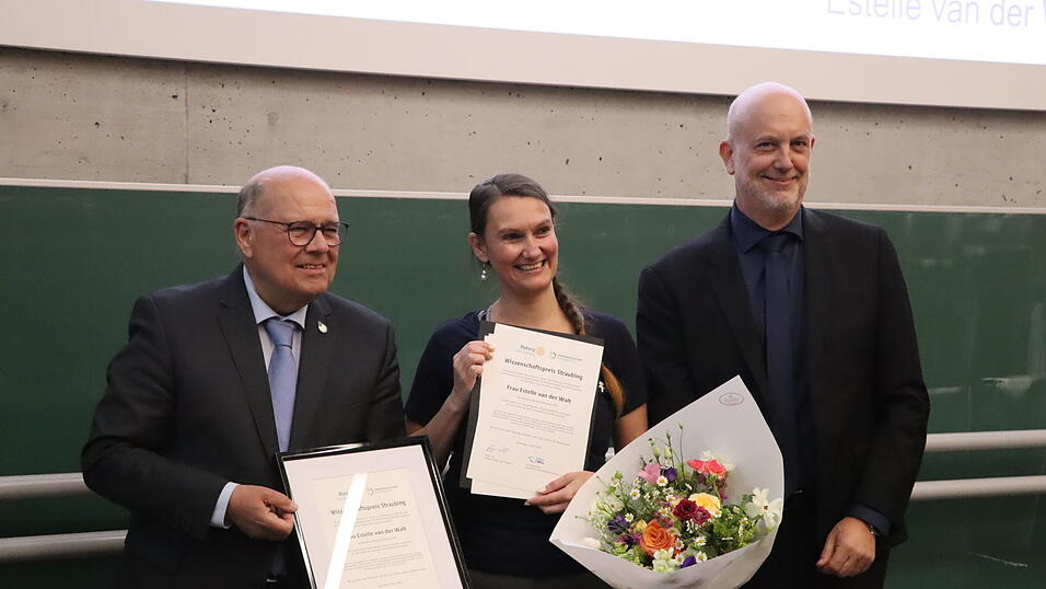 Toni Hinterdobler (l.), Vorsitzender des Vereins Hochschulstadt Straubing, und Gregor Carl, Pr&auml;sident des Rotary Clubs Straubing, ehrten Estelle van der Walt f&uuml;r ihre Masterarbeit. F