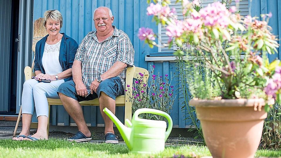 Und bitte: Über all der Gartenarbeit auf keine Fall das Genießen vergessen. Ein Bänkchen dazu an der richtigen Stelle erleichtert es, ein Päuschen zu machen. Und bitte: Über all der Gartenarbeit auf keine Fall das Genießen vergessen. Ein Bänkchen dazu an der richtigen Stelle erleichtert es, ein Päuschen zu machen.