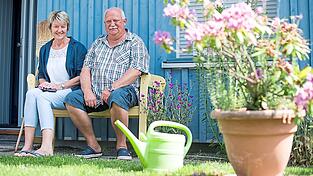 Und bitte: Über all der Gartenarbeit auf keine Fall das Genießen vergessen. Ein Bänkchen dazu an der richtigen Stelle erleichtert es, ein Päuschen zu machen.