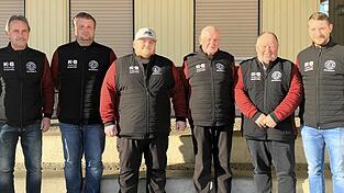 Die neu gewählte Abteilungsleitung der Eisstockschützen des FC Chamerau mit Josef Nachreiner an der Spitze (3.v.r.). Die neu gewählte Abteilungsleitung der Eisstockschützen des FC Chamerau mit Josef Nachreiner an der Spitze (3.v.r.).