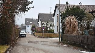 Am Ende der Straße liegt das Gebäude Zellerstraße 9, bei dem die Nutzungsänderung in eine Vierfamilienhaus nicht gestattet wurde. Am Ende der Straße liegt das Gebäude Zellerstraße 9, bei dem die Nutzungsänderung in eine Vierfamilienhaus nicht gestattet wurde.
