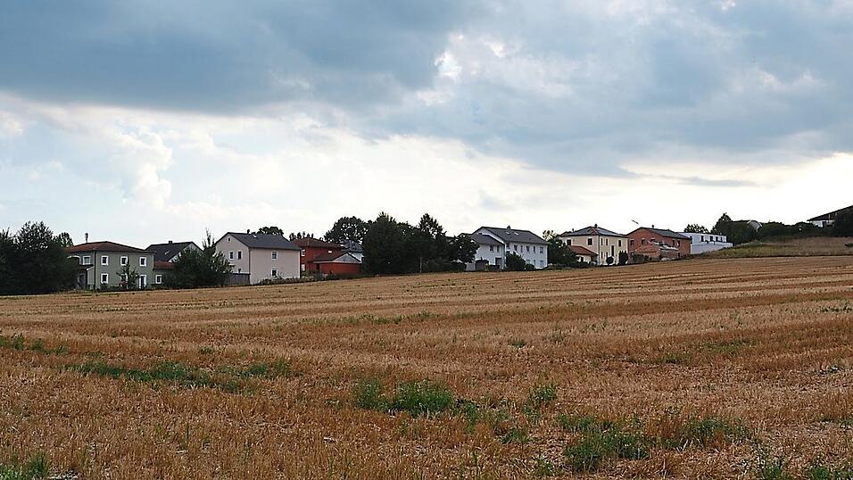 Urbane Dichte contra Mischgebiet: Das am nördlichen Mainburger Ortsrand an der B 301 geplante Areal „Lohe“ stand in der jüngsten Sitzung des Bauausschusses im Mittelpunkt einer komplexen baurechtlichen Grundsatzdiskussion. Urbane Dichte contra Mischgebiet: Das am nördlichen Mainburger Ortsrand an der B 301 geplante Areal „Lohe“ stand in der jüngsten Sitzung des Bauausschusses im Mittelpunkt einer komplexen baurechtlichen Grundsatzdiskussion.
