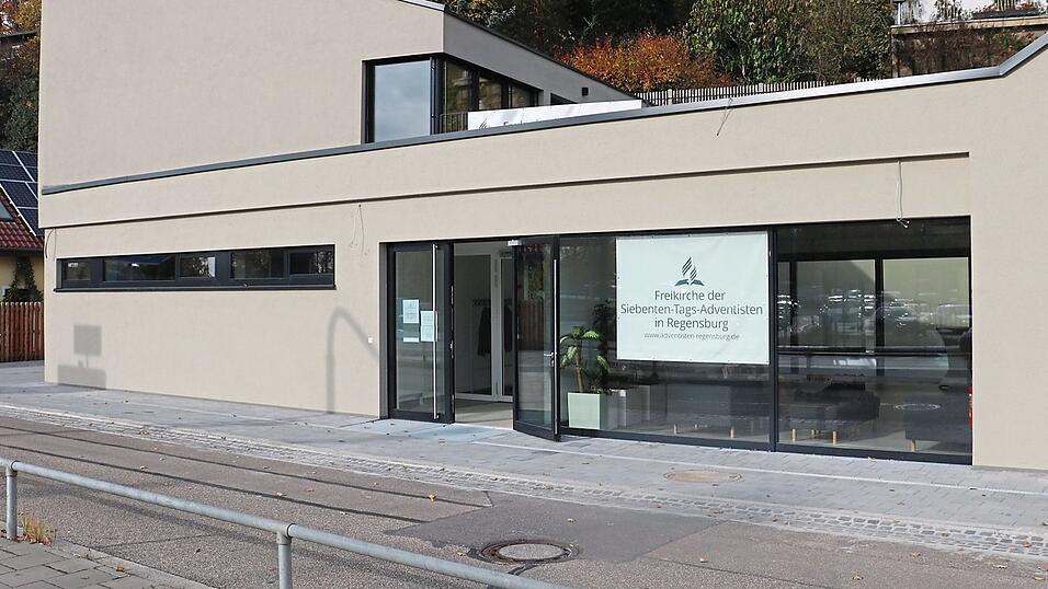 Ein ungewöhnlicher Bau am Fuße des Pfaffensteiner Tunnels: die neue Freikirche der Siebenten-Tags-Adventisten Regensburg.