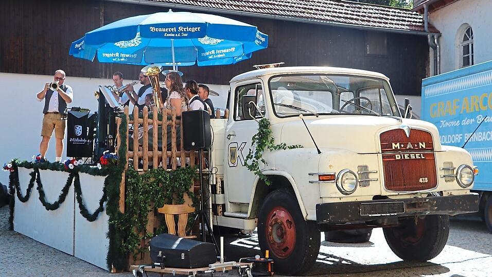 Die Musiker spielten auf einem alten MAN-Lastwagen der Brauerei Krieger. Die Musiker spielten auf einem alten MAN-Lastwagen der Brauerei Krieger.