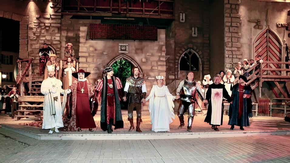 Eindr&uuml;cke von der Gruppe 'blau', die am Freitagabend die Drachenstich-Premiere gespielt hat.