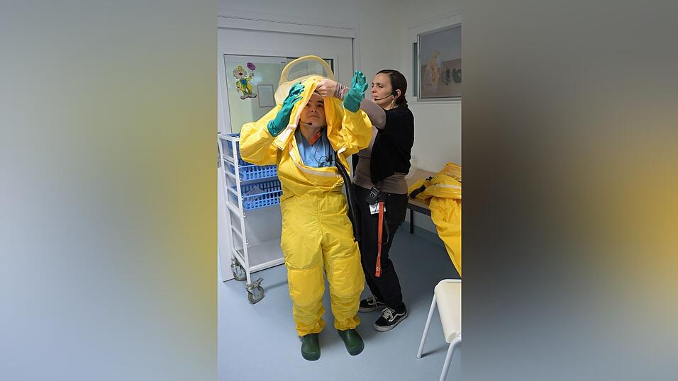 Allein das Anziehen der Schutzanz&uuml;ge ist aufwendig - es dauert etwa 15 Minuten.