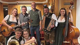 Im Brauereigasthof Adam Bräu gastierte die Familienmusik Freund, die bereits bei der ersten Roas mit dabei war. Mit im Bild: BTM-Mitarbeiter und Initiator Dominik Dengler (hinten, 2.v.l.) und BTM-Chef Tobias Wolf (hinten Mitte). Im Brauereigasthof Adam Bräu gastierte die Familienmusik Freund, die bereits bei der ersten Roas mit dabei war. Mit im Bild: BTM-Mitarbeiter und Initiator Dominik Dengler (hinten, 2.v.l.) und BTM-Chef Tobias Wolf (hinten Mitte).