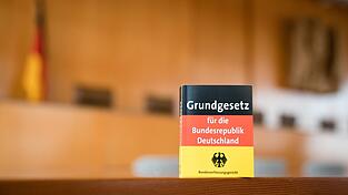 Das Grundgesetz im gro&szlig;en Sitzungssaal des Bundesverfassungsgerichtes (Symbolbild).