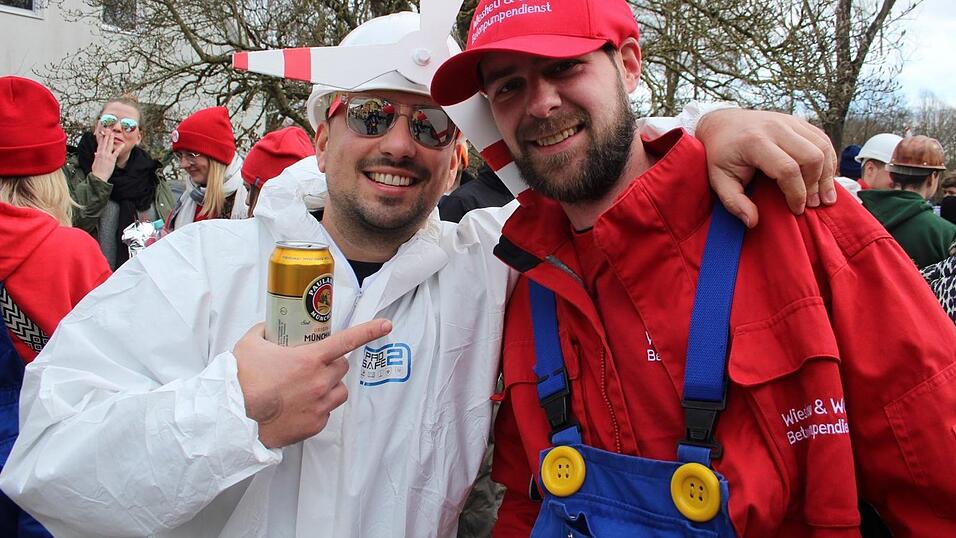 Viele Faschings-Fans haben sich am Samstag den Umzug in Langenbach angesehen. Viele Faschings-Fans haben sich am Samstag den Umzug in Langenbach angesehen.