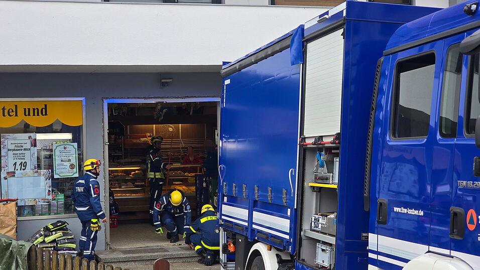 Eine Autofahrerin dr&uuml;ckte am Samstagmorgen die Eingangst&uuml;r in eine B&auml;ckerei in Wolfsegg.
