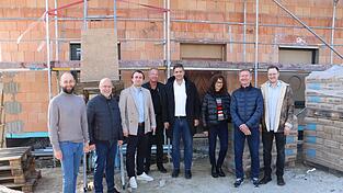 Gesch&auml;ftsleiter Viktor Schneider und B&uuml;rgermeister Stefan Scheibenzuber (v.l.) mit den Architekten Alexander Hoffmann (4.v.r.) und Sylvia Kasper (3.v.r) sowie den &Auml;rzten vor dem neuen Geb&auml;ude.