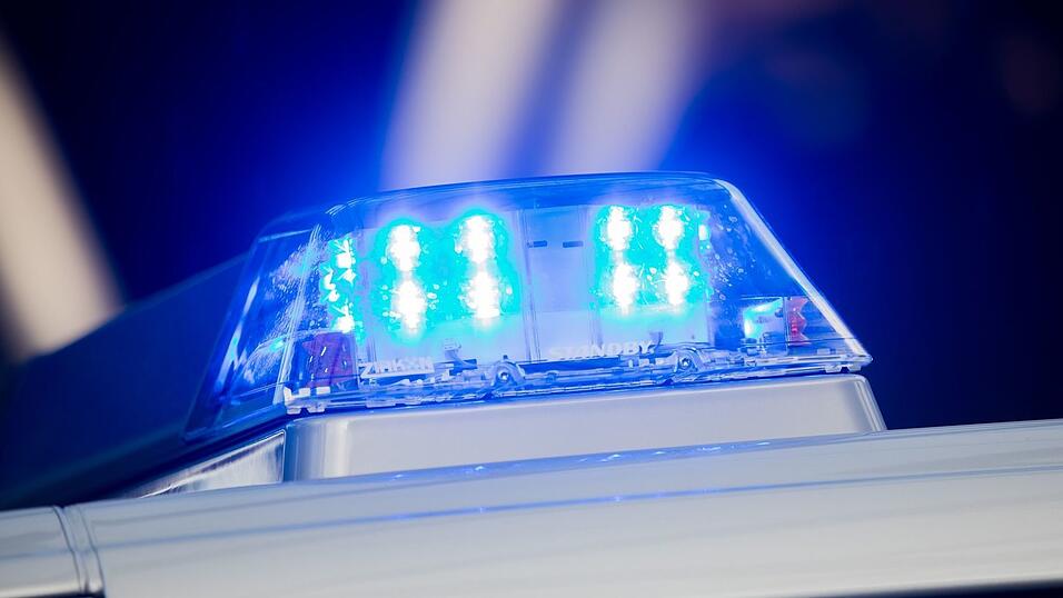 Polizisten suchen in der Nacht nach der Radfahrerin. (Symbolbild) Polizisten suchen in der Nacht nach der Radfahrerin. (Symbolbild)