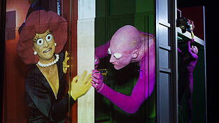 Anne Bontemps und Michael Schröder in 'Die Verwandlung'