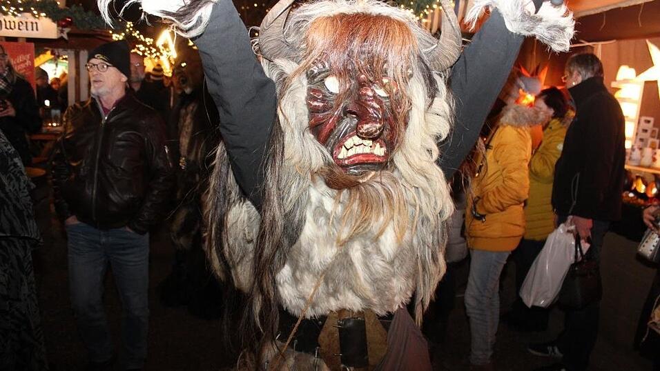 Die Perchtengruppe 'Frisinger Fratz'n' trat am Mittwochabend auf dem Landshuter Christkindlmarkt auf. Die Perchtengruppe 'Frisinger Fratz'n' trat am Mittwochabend auf dem Landshuter Christkindlmarkt auf.