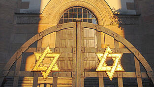 Nach dem Anschlag auf eine Synagoge in Halle im Jahr 2019 haben j&uuml;dische Gemeinden in Deutschland ihre Sicherheitsma&szlig;nahmen versch&auml;rft. Vor dem Geb&auml;ude in Straubing wacht meist die Polizei.