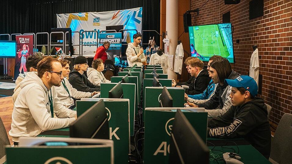 Vor Ort k&ouml;nnen Interessierte eine Auswahl an Videospielen ausprobieren. Eine Simracing-Station vermittelt etwa authentisches Fahrgef&uuml;hl.