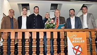 Wolfgang Pilz (3.v.r.) wurde mit der Ehrennadel in Platin der Freien Wähler ausgezeichnet und viele Weggefährten gratulierten dem Chefstrategen. Wolfgang Pilz (3.v.r.) wurde mit der Ehrennadel in Platin der Freien Wähler ausgezeichnet und viele Weggefährten gratulierten dem Chefstrategen.
