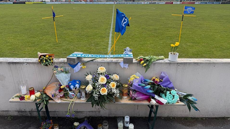 In Erlangen ist ein Fußballtor auf einen Jungen gestürzt. In Erlangen ist ein Fußballtor auf einen Jungen gestürzt.